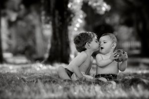 niños foto salas beso hermanos exterior