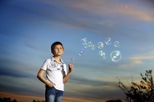 niños foto salas niño exterior burbujas