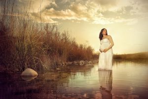 embarazo foto salas mujer embarazada exterior río atardecer